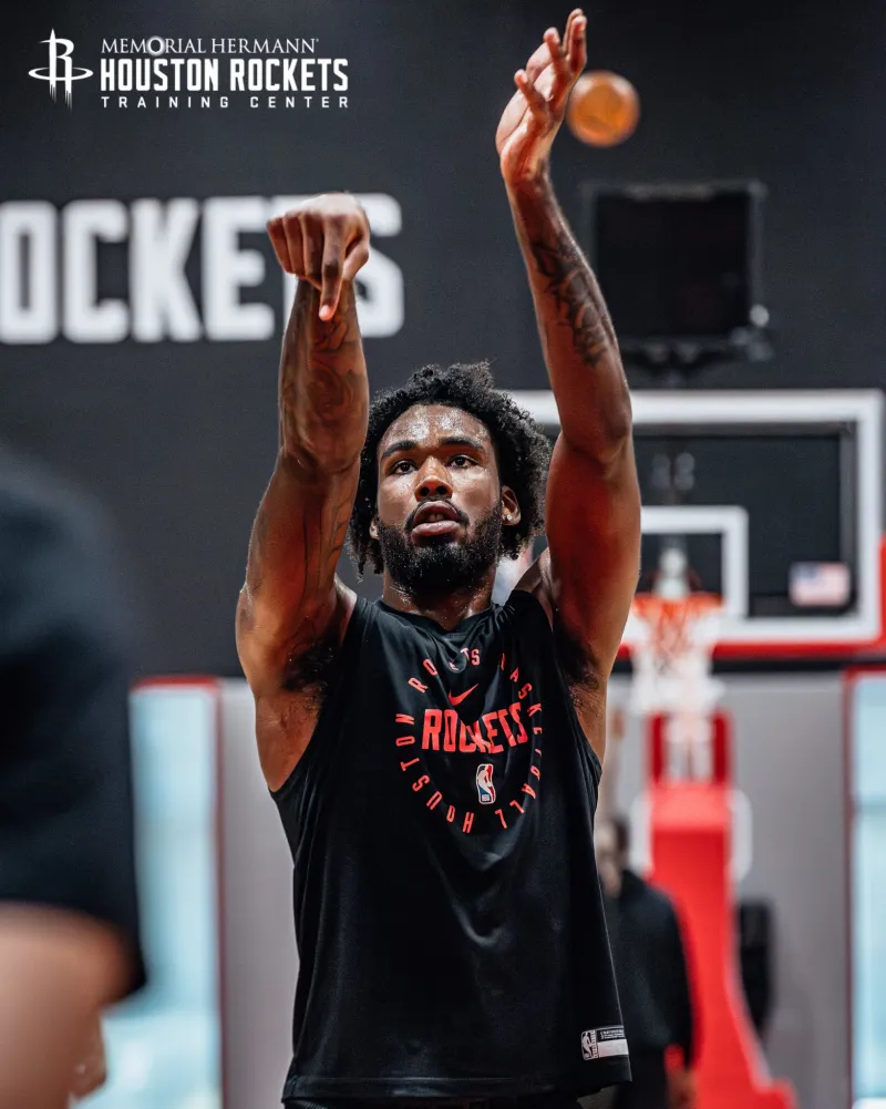 防守大闸!火箭社媒晒伊森现身火箭训练馆的训练组图