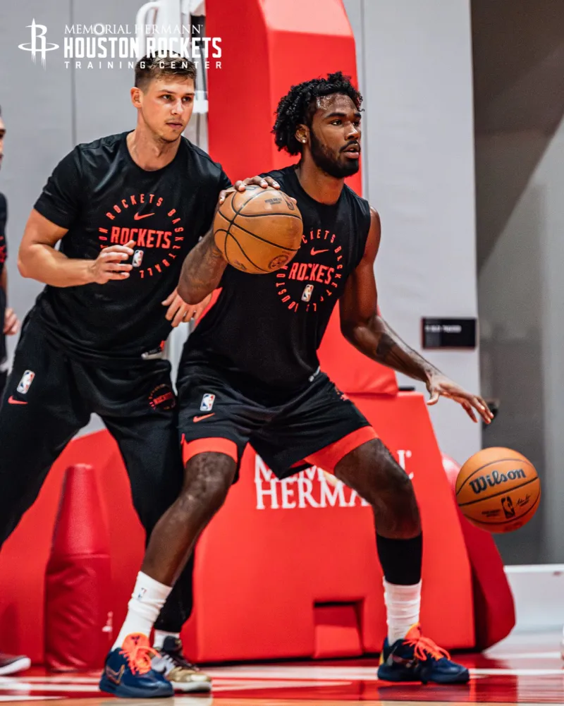 防守大闸!火箭社媒晒伊森现身火箭训练馆的训练组图