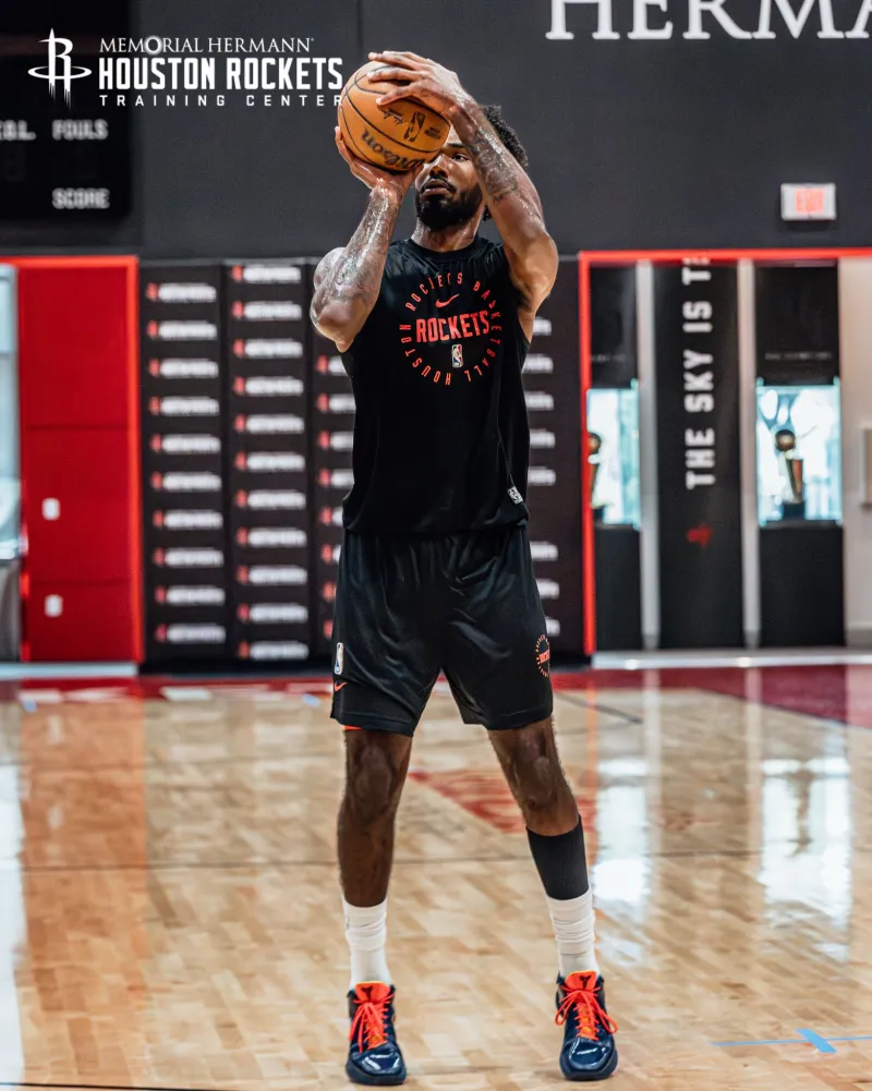 防守大闸!火箭社媒晒伊森现身火箭训练馆的训练组图