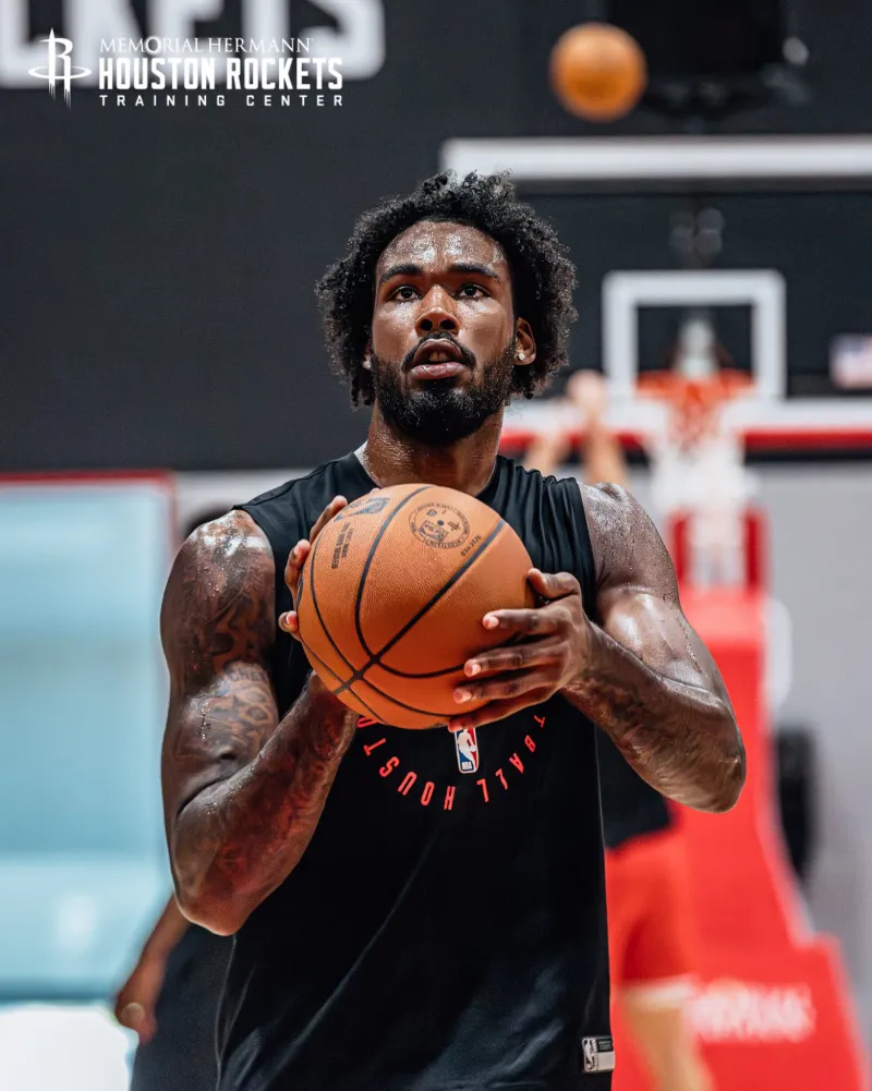 防守大闸!火箭社媒晒伊森现身火箭训练馆的训练组图