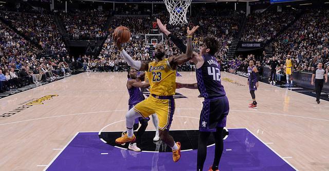 詹姆斯:我们今晚防得还不错 但对手进了很多三分