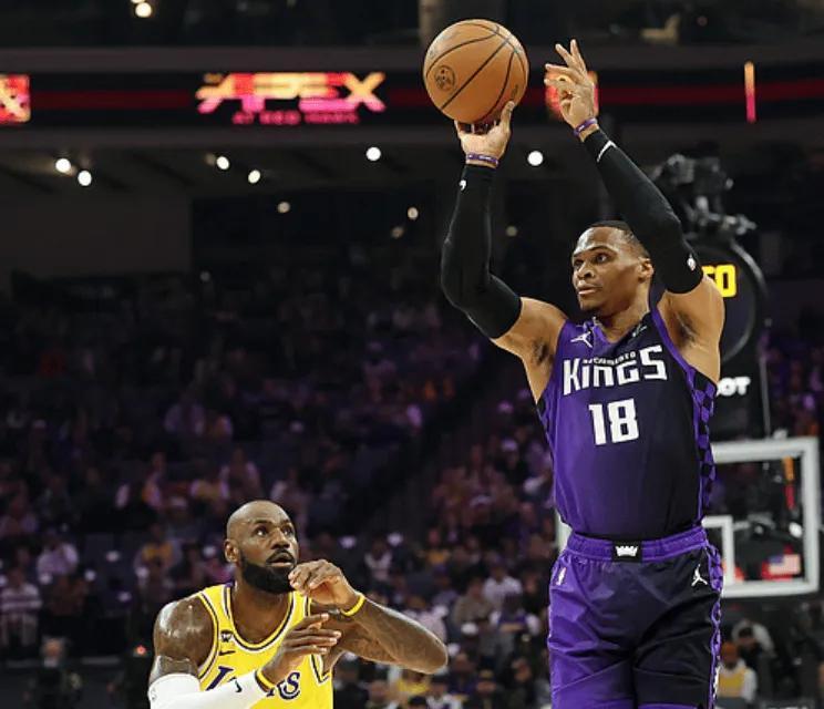 湖人112-124国王遭4坏消息！艾顿仍低迷，配角起伏大，攻守全崩！