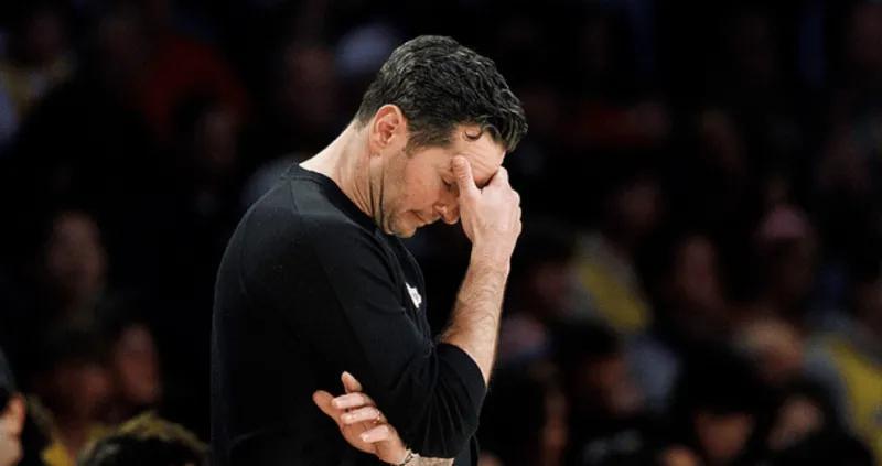 湖人112-124国王遭4坏消息！艾顿仍低迷，配角起伏大，攻守全崩！