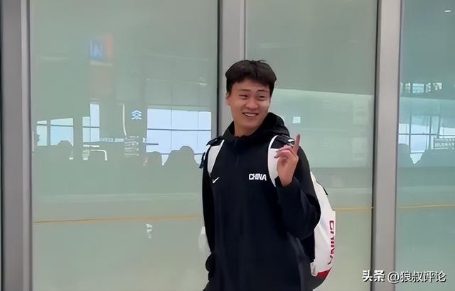 免费足球直播在线观看-中国男篮凯旋而归！赵睿廖三宁脸带笑容与球迷互动引关注