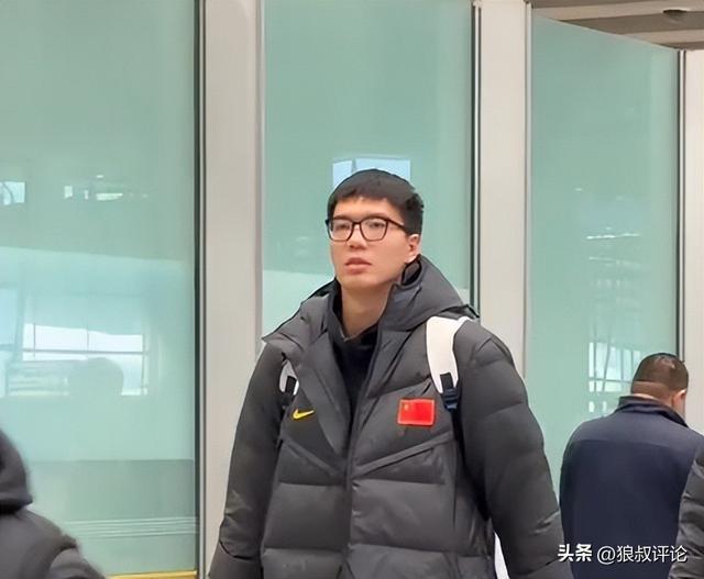 免费足球直播在线观看-中国男篮凯旋而归！赵睿廖三宁脸带笑容与球迷互动引关注