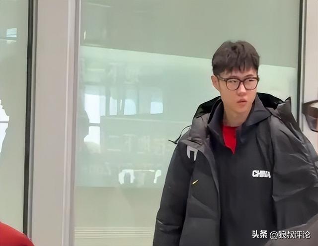 免费足球直播在线观看-中国男篮凯旋而归！赵睿廖三宁脸带笑容与球迷互动引关注