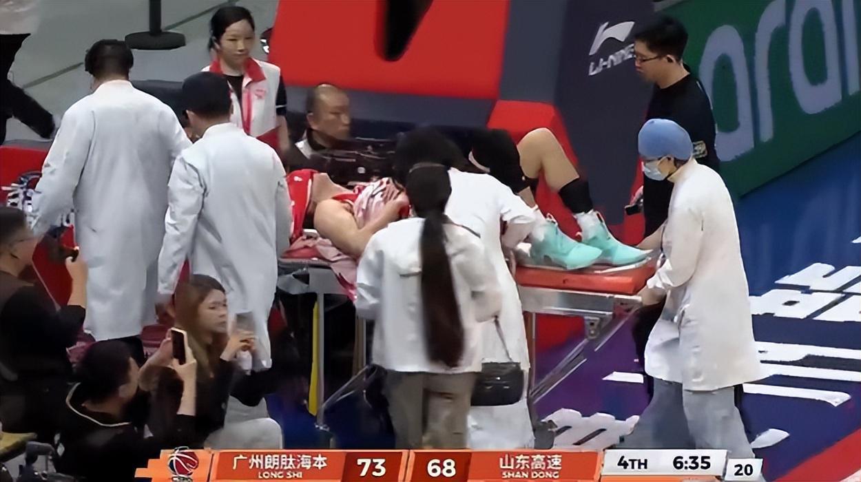 足球比赛在线直播观看免费-退役X因素？郭艾伦左膝受伤捂脸沮丧 近三年仅打21场合同也将到期