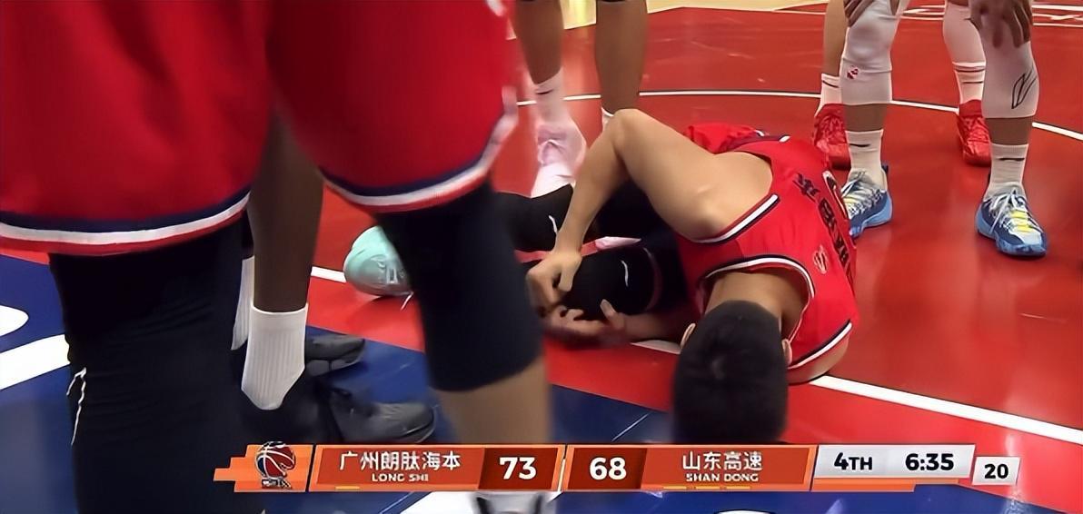 足球比赛在线直播观看免费-退役X因素？郭艾伦左膝受伤捂脸沮丧 近三年仅打21场合同也将到期